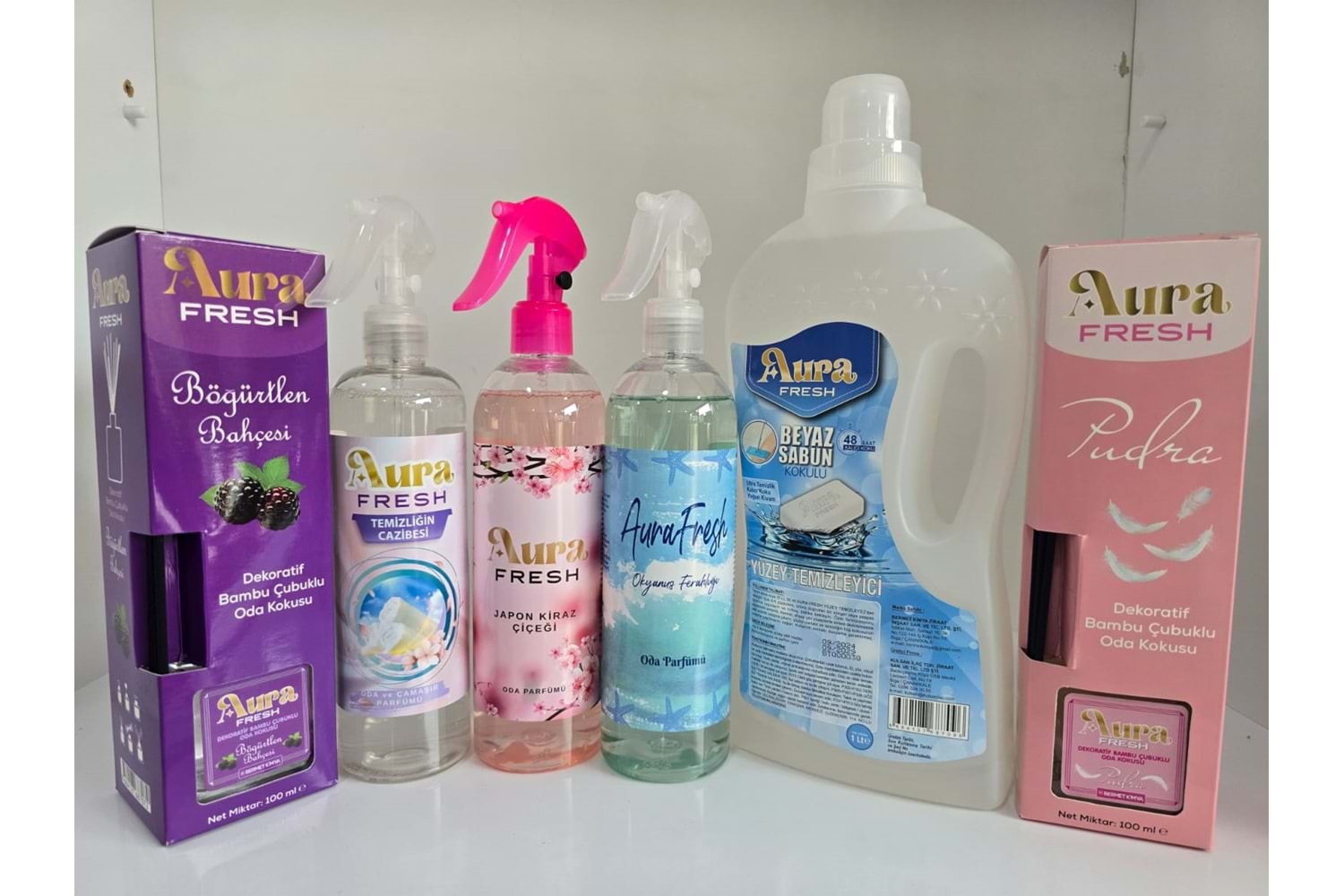 Aura Fresh Bermet Kimya Beyaz Sabun Yüzey Temizleyici | 1 Litre+ Okyanus Ferahlığı +Japon Kiraz Çiçeği+Temizliğin Cazibesi Oda Spreyi | 400 Ml+Aura Fresh Bermet Kimya Pudra Bambu ve Böğürtlen Bahçesi Çubuklu Dekoratif Oda Kokusu| 100 Ml